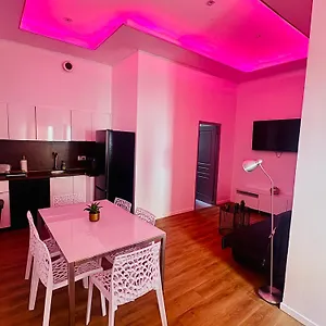  Hébergement de vacances Jolie Maison Individuelle 50 M2 ,design Et Climatisee, Confort, Wifi, Terasse Privee , 5 Min Et Autoroute, Stationnement Gratuit